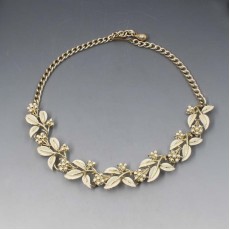 Jewelcraft 1950's Light Cream Flower Necklace