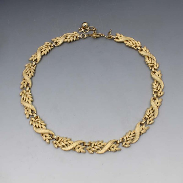 Trifari Gold Tone Wreath Necklace