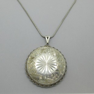  Large Engraved Hallmarked 1979 Openable Sterling Silver Round Locket 