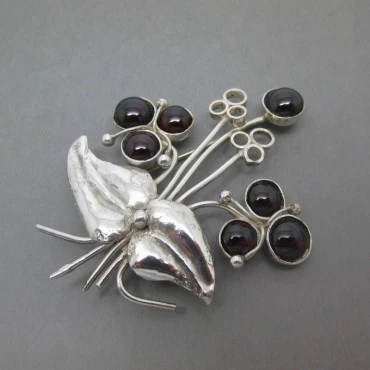 Vera Dorothy Corstorphine Garnet Brooch