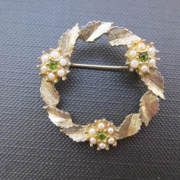  Vintage Sara Coventry Costume Brooch - Flower and Leaf Circle Design