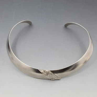GIFA Silver Collar Necklace
