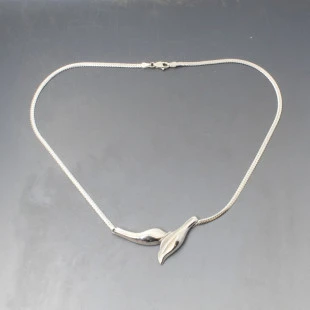 GIFA Silver Petals Necklace