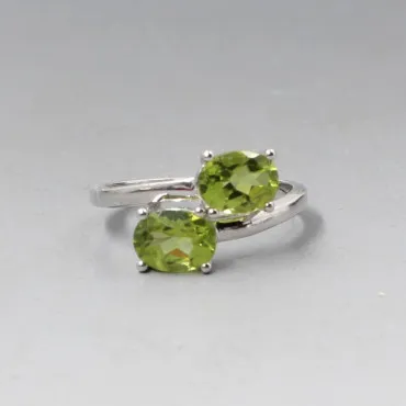 Vintage peridot and sterling silver ring