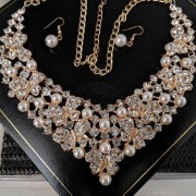 Cristal e pérola vintage bib necklace